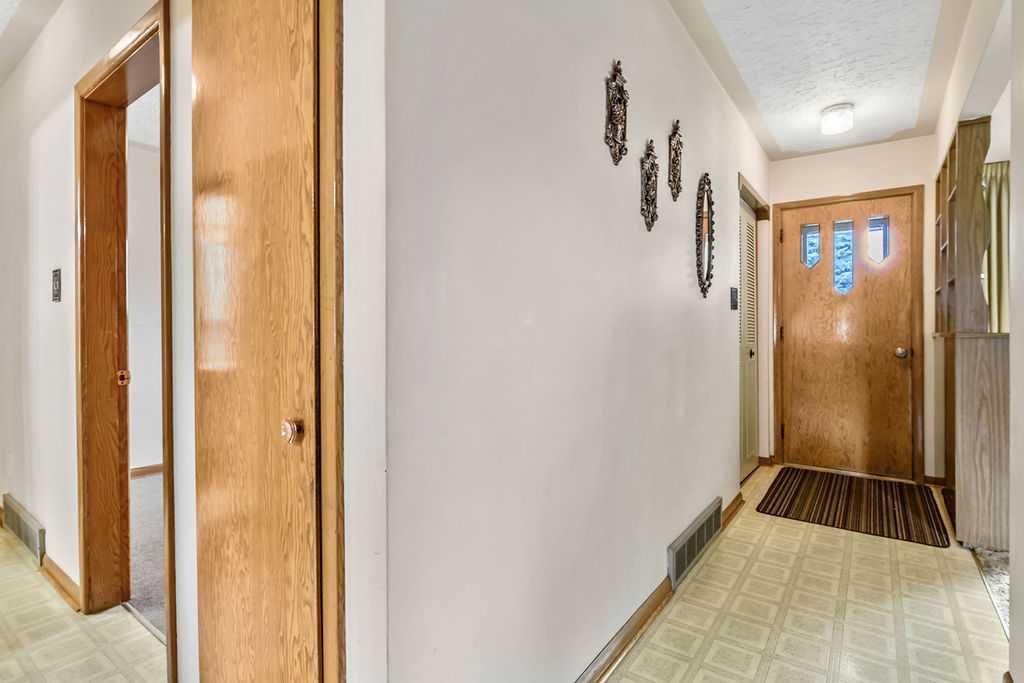 3335 38 Street SW, Calgary — photo 3 of 28