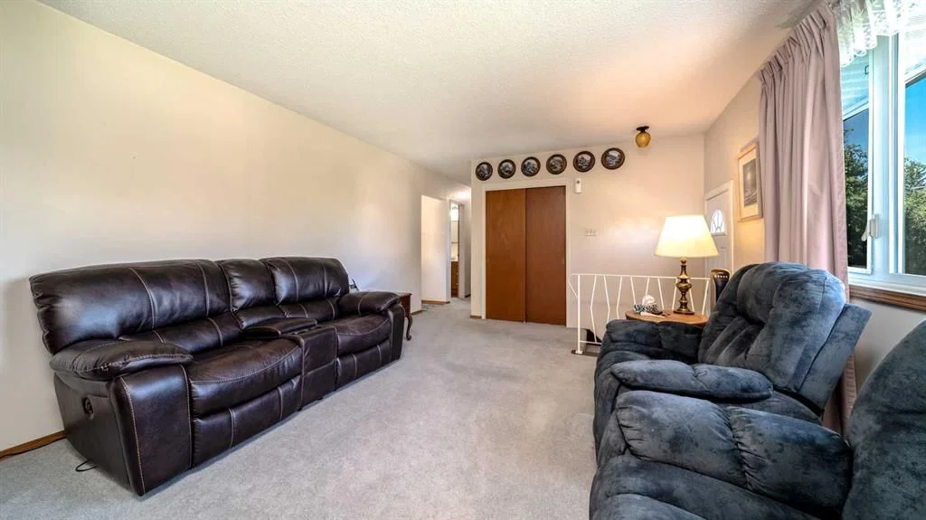 42 Harrow Place SW, Calgary — photo 4 of 39