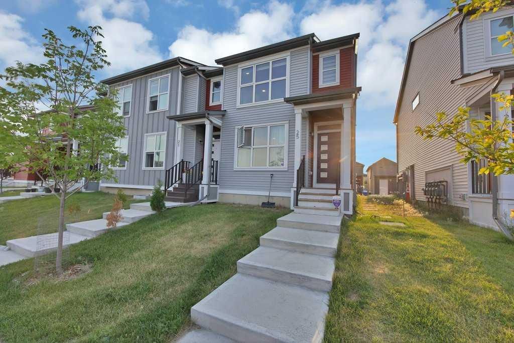 25 Savanna Manor NE, Calgary — photo 4 of 45