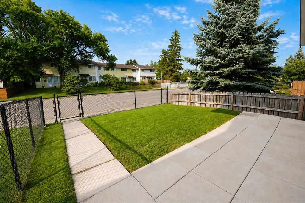 7 Dovercliffe Way SE, Calgary — photo 4 of 32