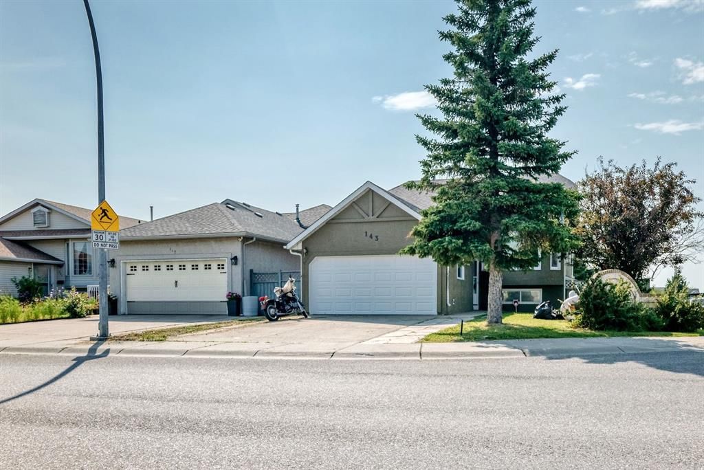 143 Applewood Drive SE, Calgary — photo 2 of 38