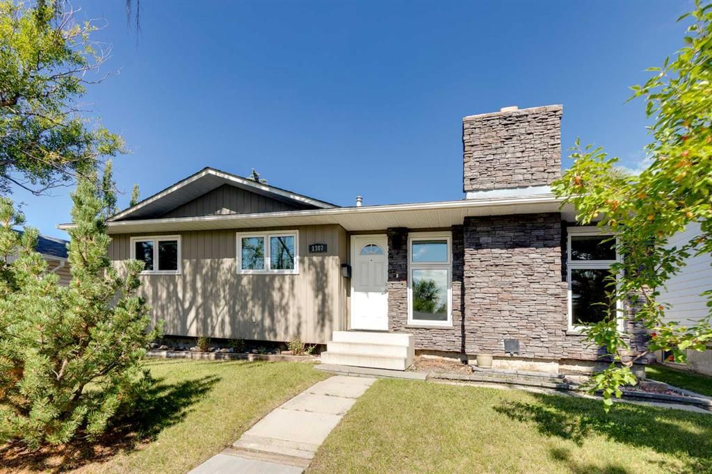 1307 56 Avenue NW, Calgary — photo 2 of 42