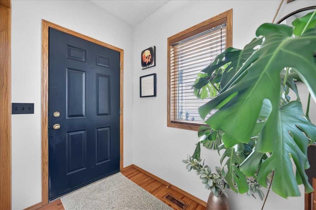 30 Sierra Nevada Way SW, Calgary — photo 4 of 37