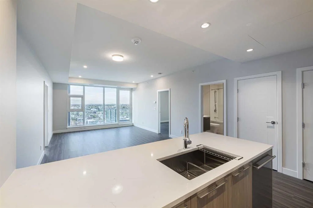530 3 Street SE, Calgary — photo 4 of 26