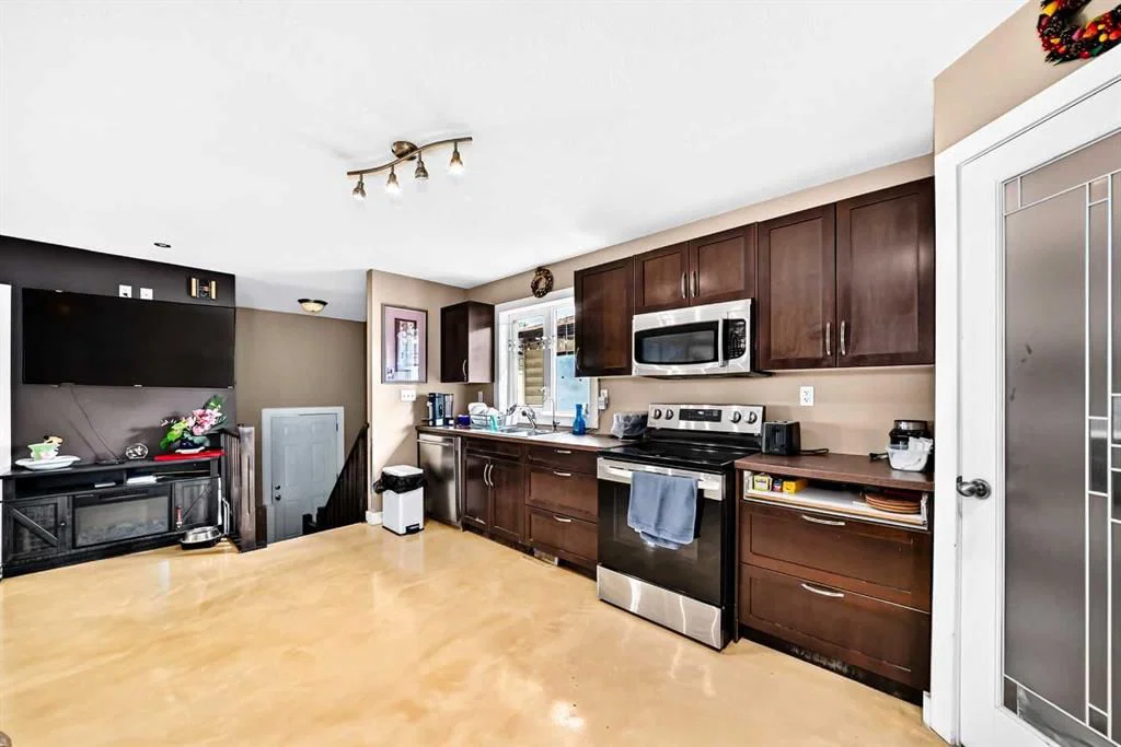 7616 23 Street SE, Calgary — photo 4 of 20