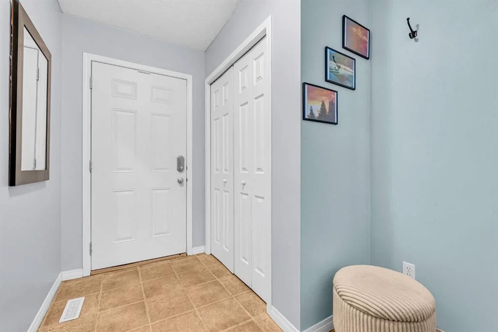 28 Everhollow Way SW, Calgary — photo 2 of 32