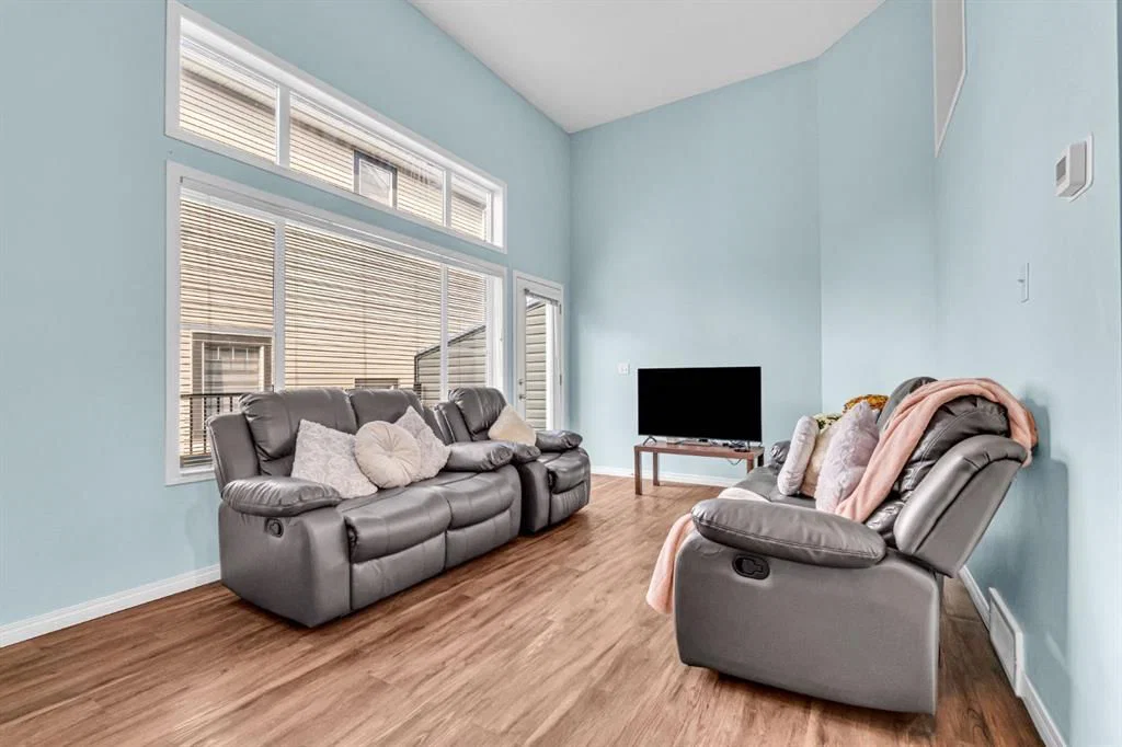 28 Everhollow Way SW, Calgary — photo 4 of 32