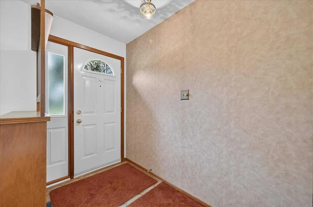 5048 Vanstone Crescent NW, Calgary — photo 4 of 37