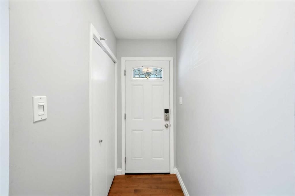 2445 Cherokee Drive NW, Calgary — photo 3 of 40