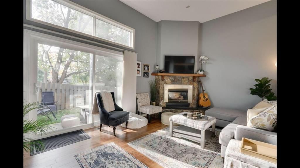 164 Glamis Terrace SW, Calgary — photo 3 of 26
