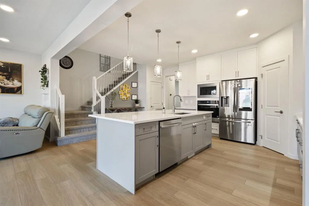 147 Royston Rise NW, Calgary — photo 3 of 40