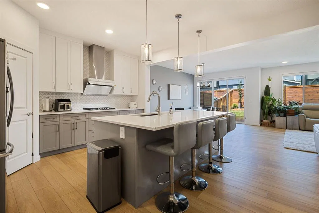 147 Royston Rise NW, Calgary — photo 4 of 40