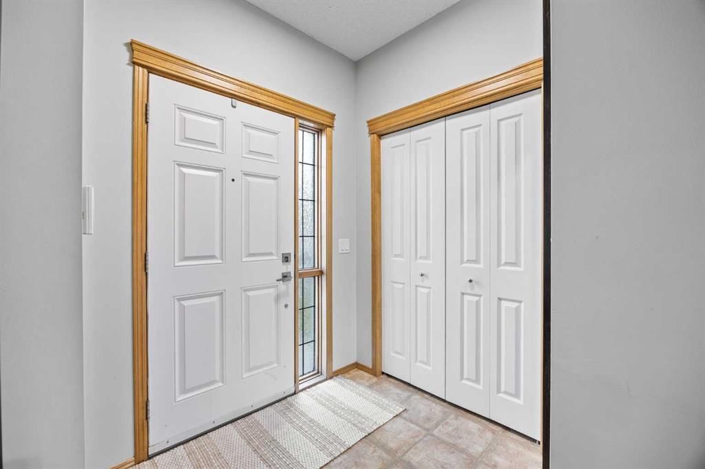 4446 Elgin Avenue SE, Calgary — photo 2 of 50