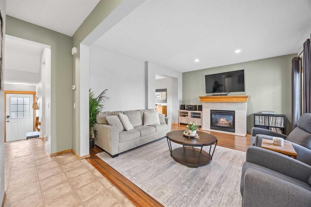 4446 Elgin Avenue SE, Calgary — photo 3 of 50
