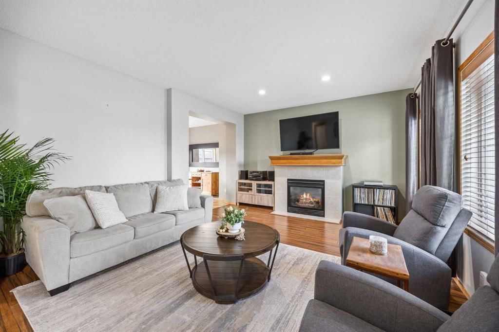 4446 Elgin Avenue SE, Calgary — photo 4 of 50