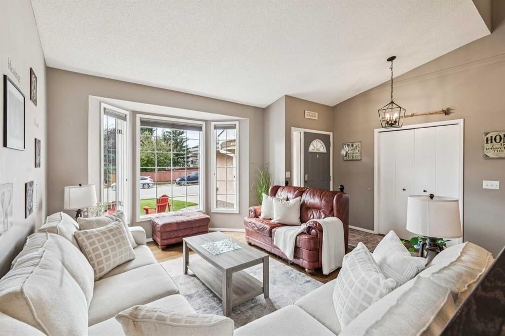 190 Mt Robson Close SE, Calgary — photo 3 of 50