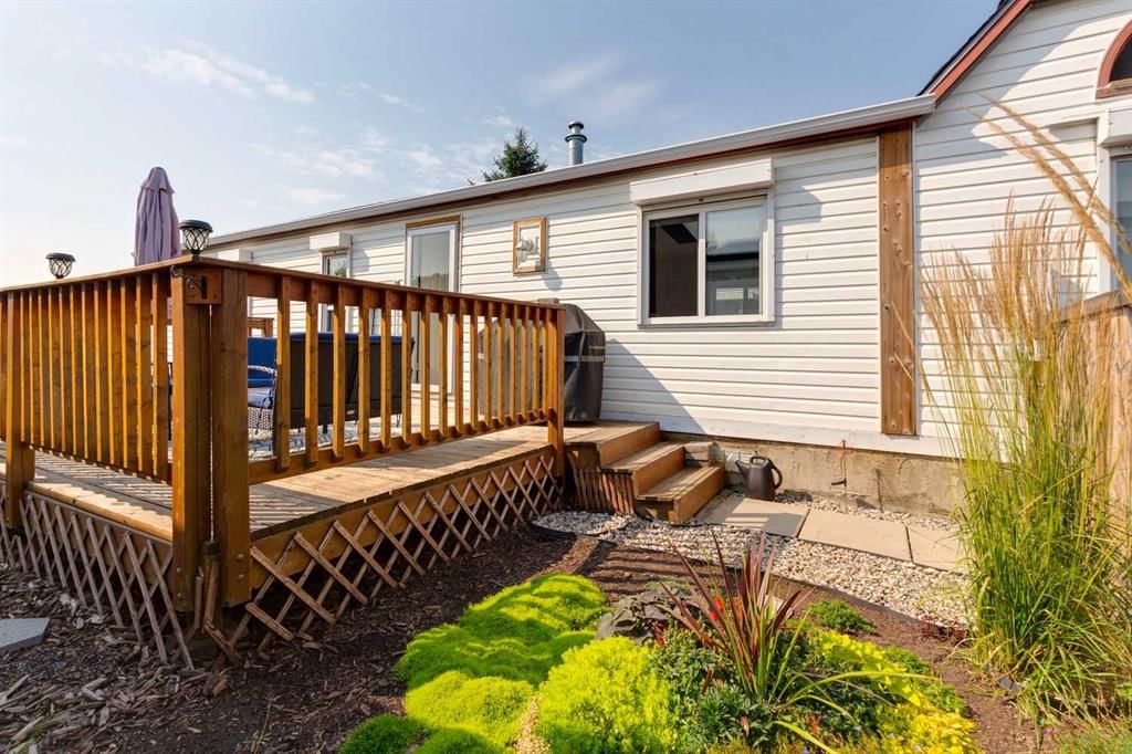 25 Erin Woods Circle SE, Calgary — main listing photo