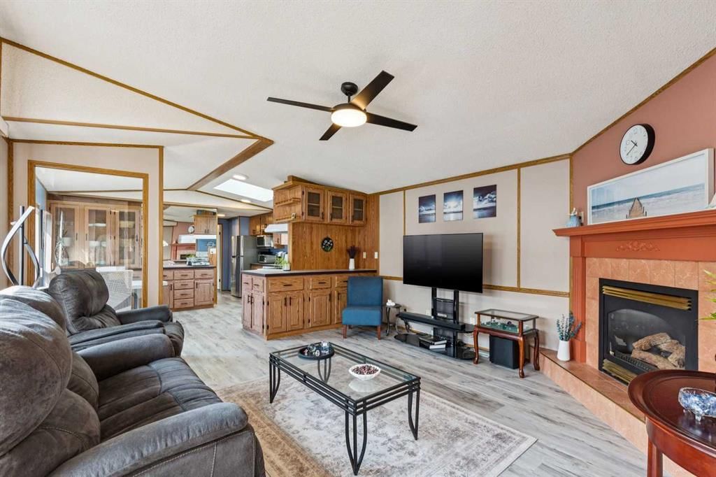 25 Erin Woods Circle SE, Calgary — photo 3 of 31