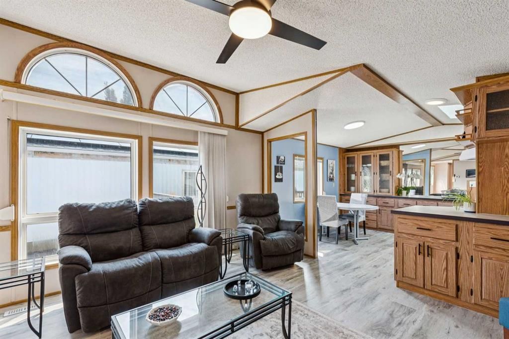 25 Erin Woods Circle SE, Calgary — photo 5 of 31