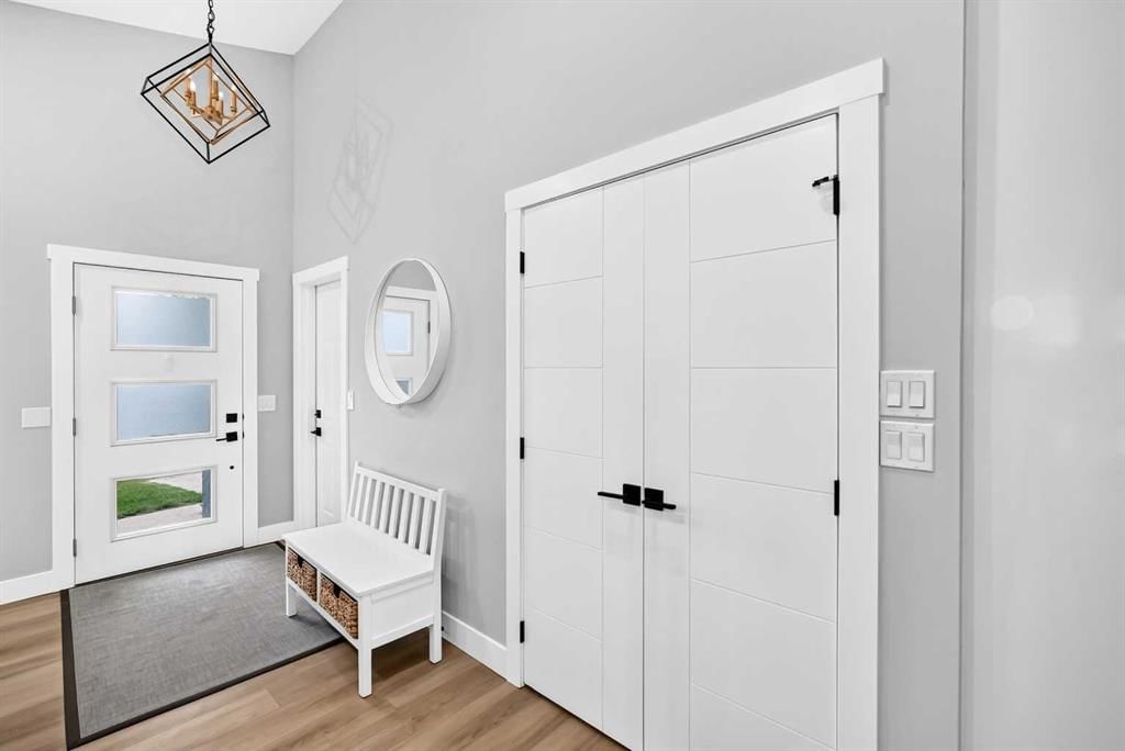 51 Strathaven Circle SW, Calgary — photo 5 of 31