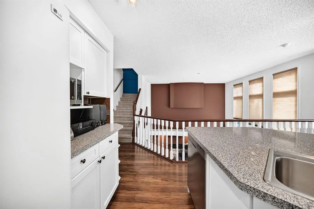 14954 Mt Mckenzie Drive SE, Calgary — photo 3 of 49
