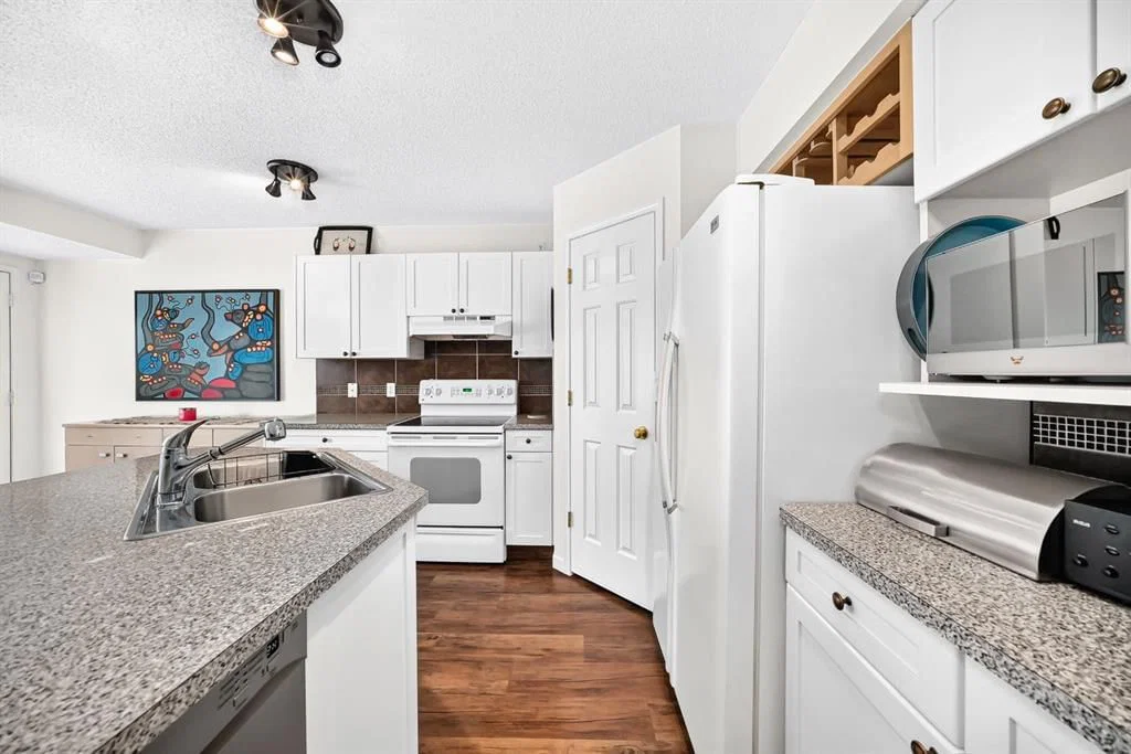 14954 Mt Mckenzie Drive SE, Calgary — photo 5 of 49