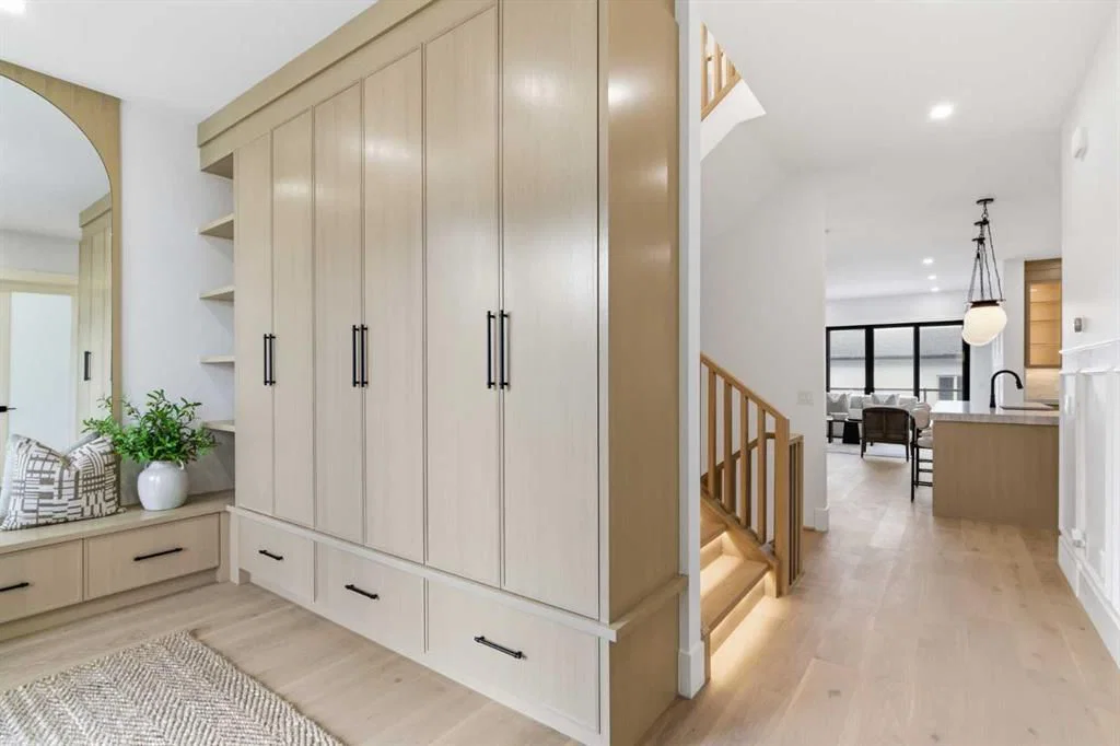 218 19 Avenue NW, Calgary — photo 3 of 49