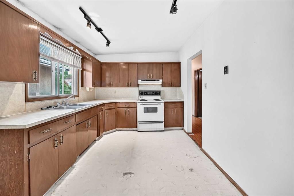 4324 Dalhousie Drive NW, Calgary — photo 4 of 47