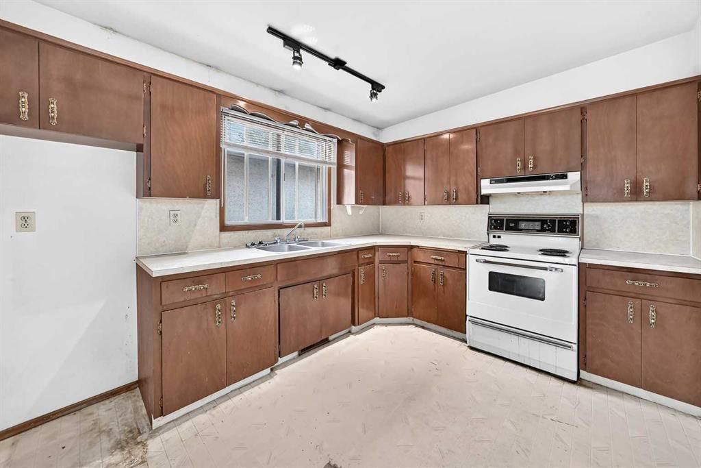 4324 Dalhousie Drive NW, Calgary — photo 5 of 47