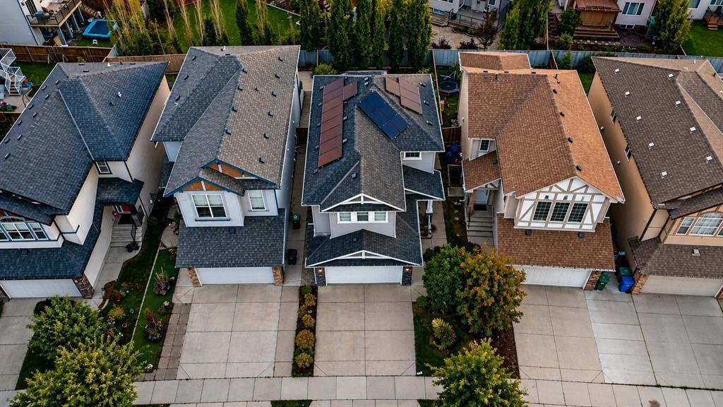 725 NEW BRIGHTON Drive SE, Calgary — main listing photo