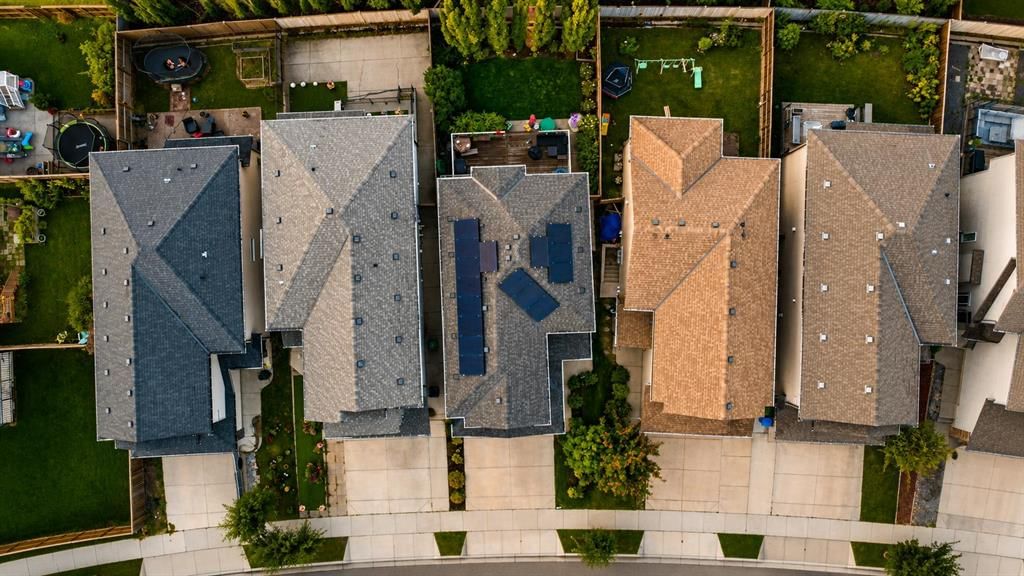 725 NEW BRIGHTON Drive SE, Calgary — photo 2 of 41