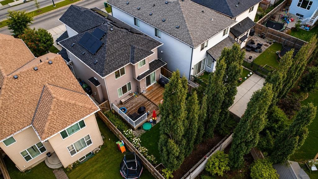 725 NEW BRIGHTON Drive SE, Calgary — photo 3 of 41