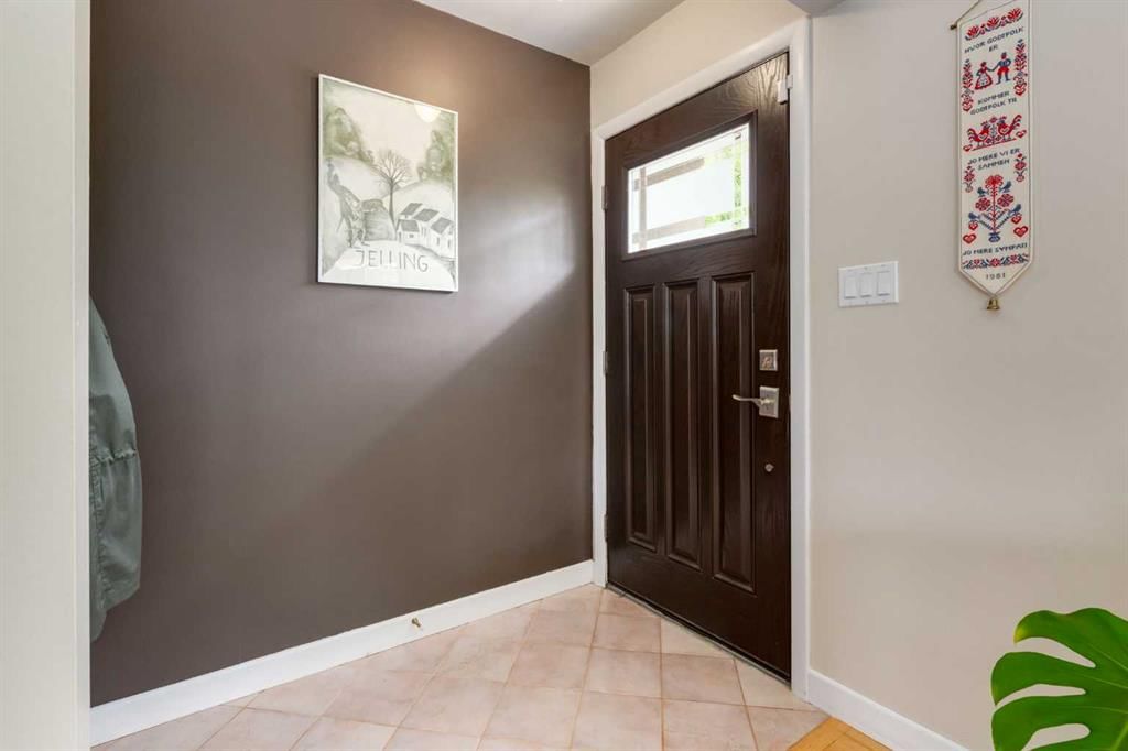 4903 Carney Road NW, Calgary — photo 4 of 45