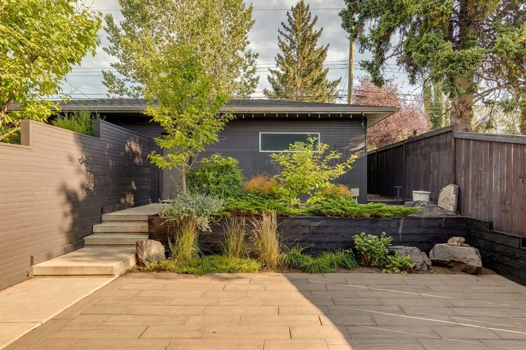 2218 32 Avenue SW, Calgary — photo 5 of 39
