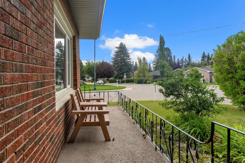 2204 Halifax Crescent NW, Calgary — photo 3 of 40