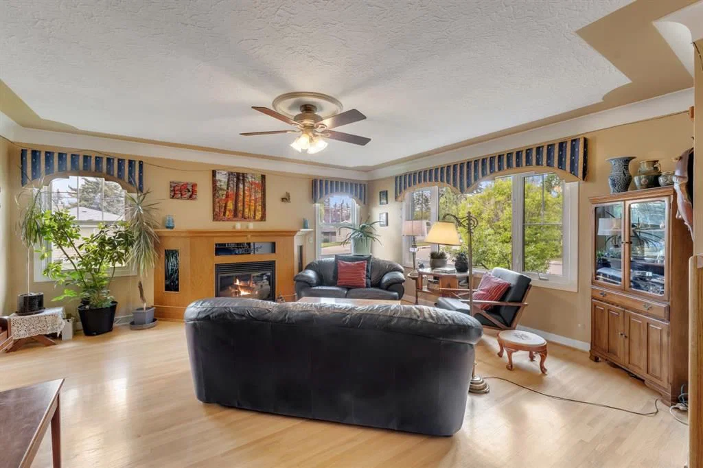 2204 Halifax Crescent NW, Calgary — photo 5 of 40