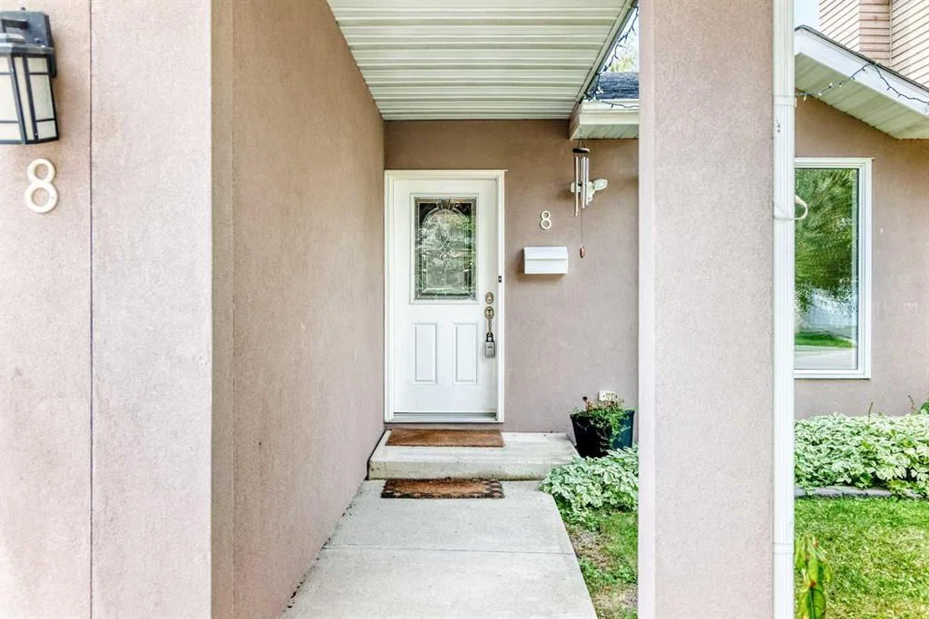 8 Hawkfield Crescent NW, Calgary — photo 3 of 44