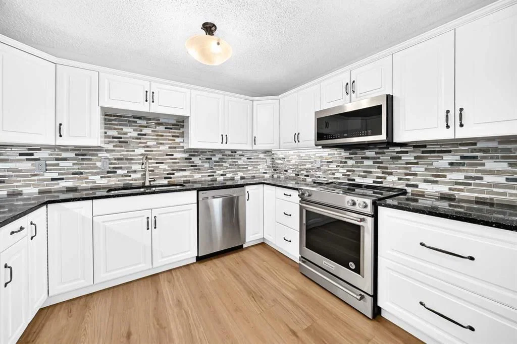 8 Hawkfield Crescent NW, Calgary — photo 4 of 44