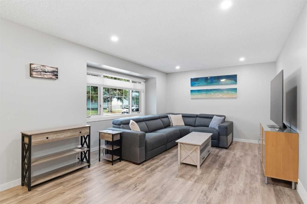 327 Lynnview Way SE, Calgary — photo 5 of 35