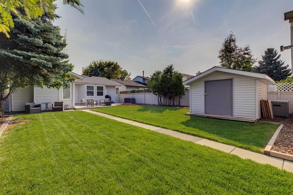 92 Woodford Drive SW, Calgary — photo 3 of 48