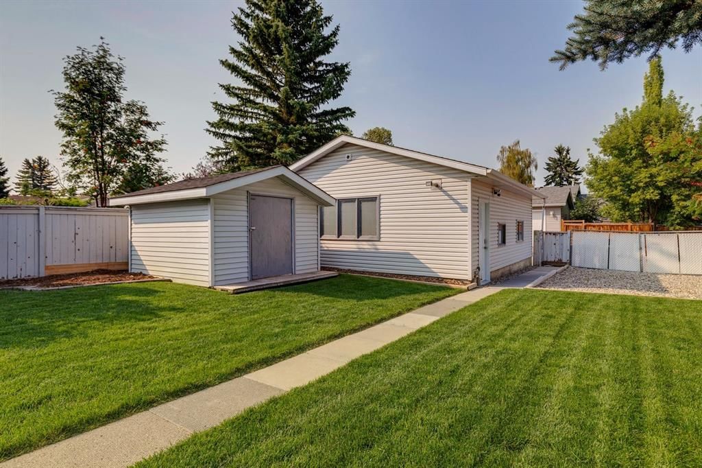 92 Woodford Drive SW, Calgary — photo 4 of 48