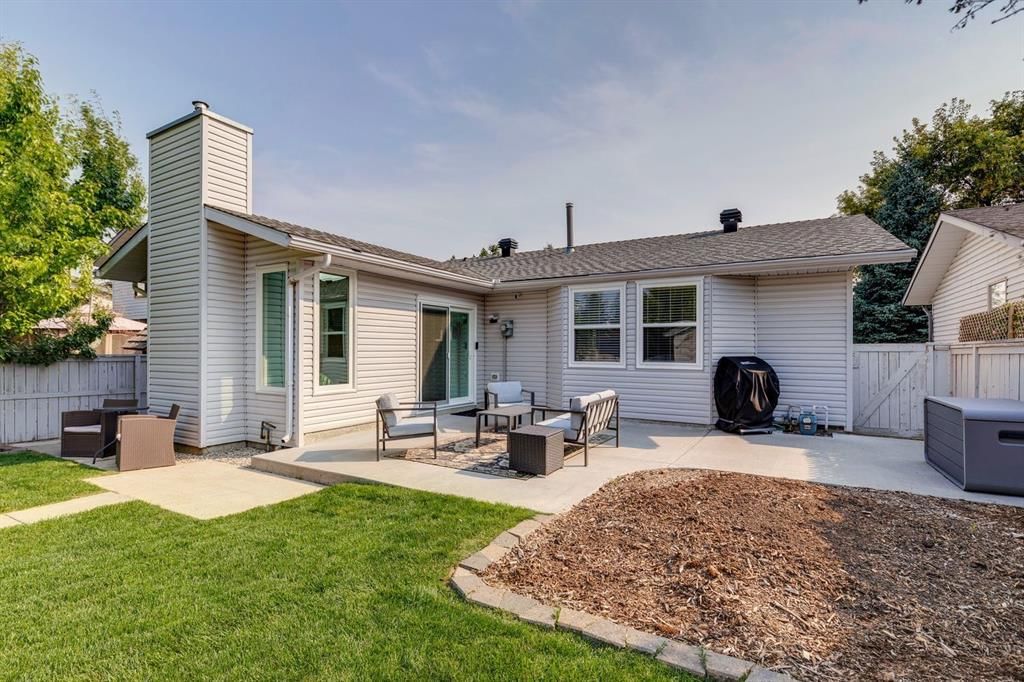 92 Woodford Drive SW, Calgary — photo 5 of 48