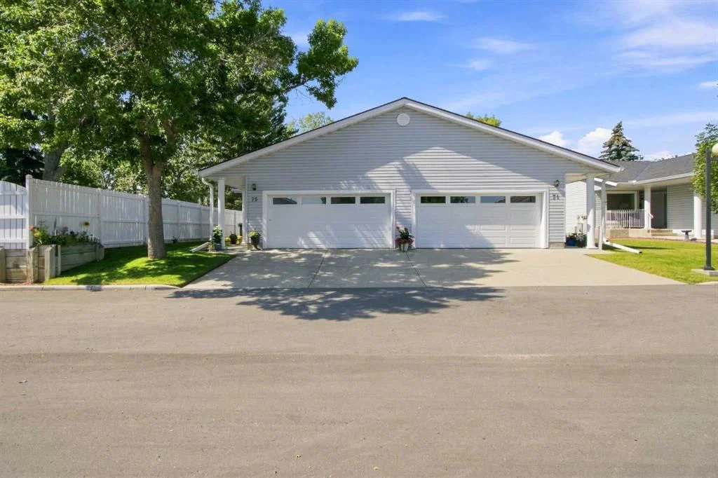 75 Lincoln Manor SW, Calgary — main listing photo