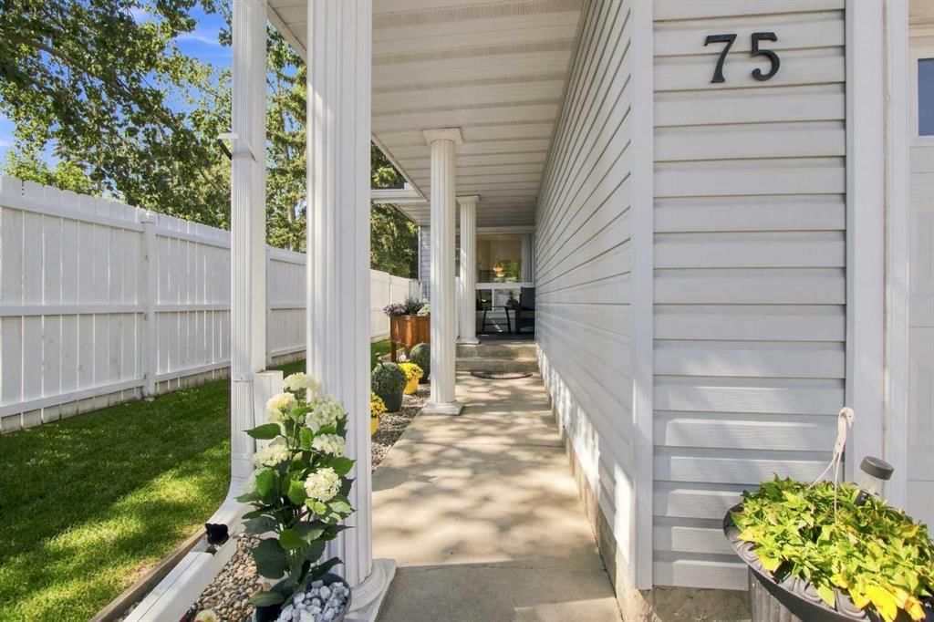 75 Lincoln Manor SW, Calgary — photo 3 of 39