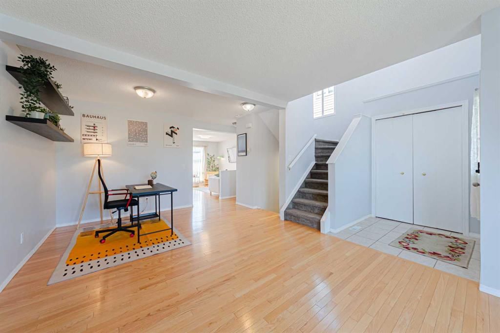 212 Hidden Hills Road NW, Calgary — photo 3 of 31
