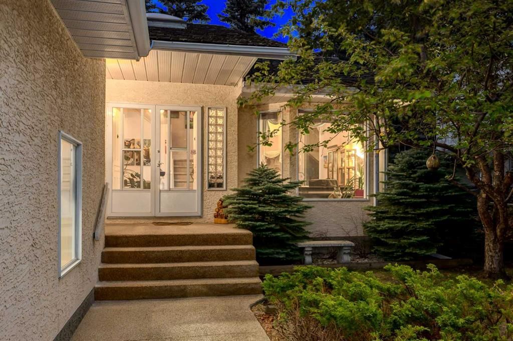 660 Coach Grove Road SW, Calgary — photo 2 of 43
