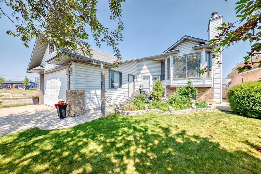 68 Harvest Oak Way NE, Calgary — main listing photo