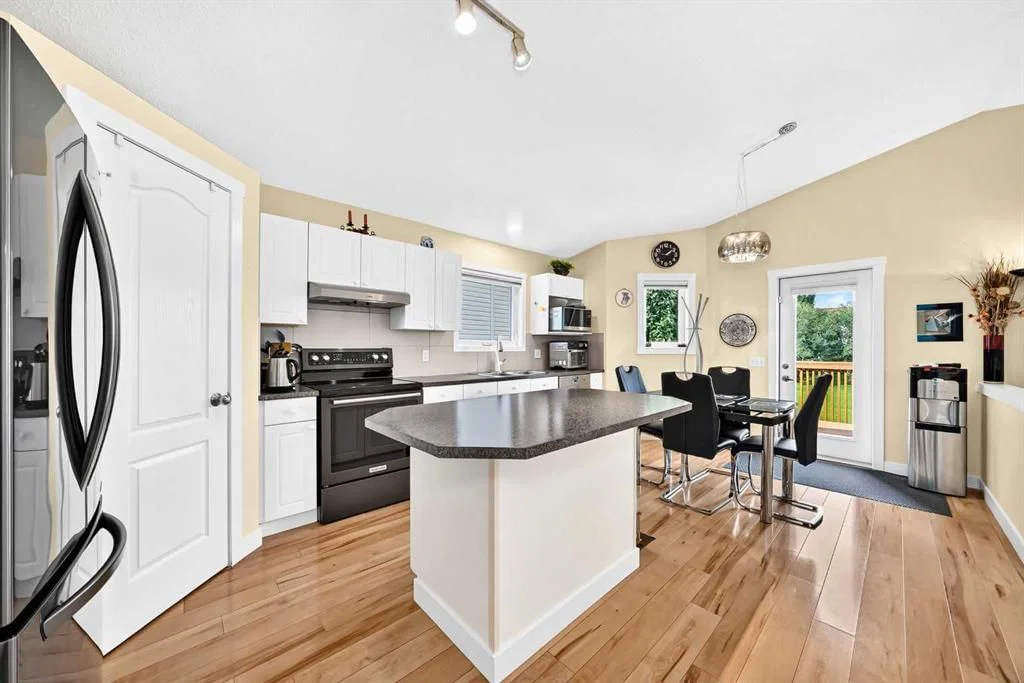 50 Somerside Manor SW, Calgary — photo 2 of 40