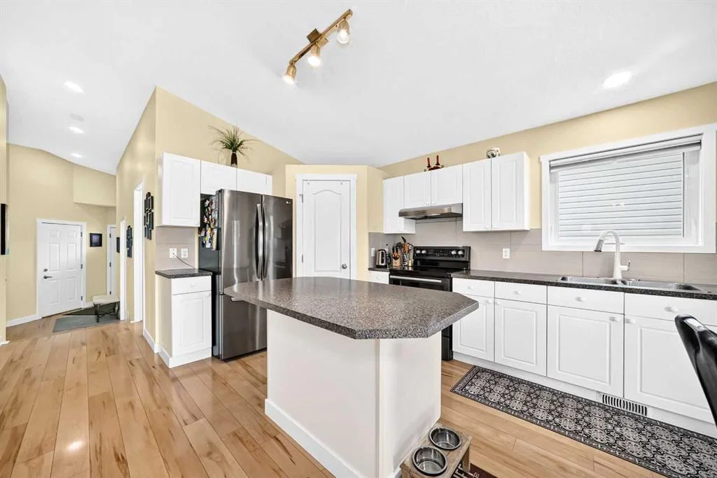 50 Somerside Manor SW, Calgary — photo 3 of 40