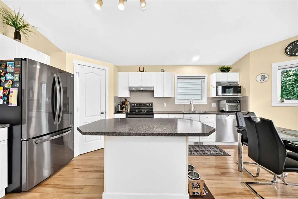 50 Somerside Manor SW, Calgary — photo 4 of 40